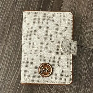 Passport Michael Kors Cream Monogram Card Holder